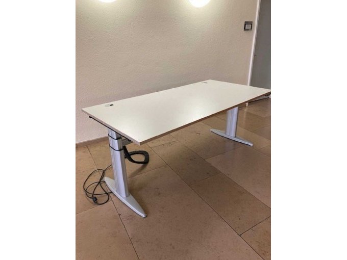 1 elektrisch in hoogte verstelbaar bureau 180x90 Fabrikant: BZ Plankenhorn – foto 2 – kavel bij Zoll-Auktion, Bonn