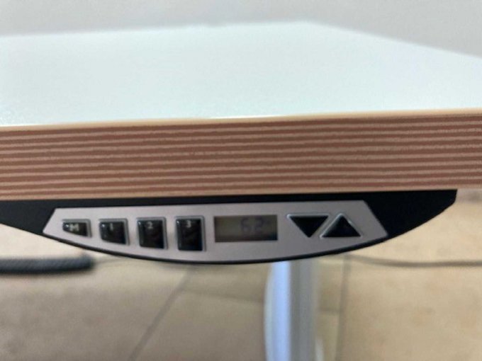 1 elektrisch in hoogte verstelbaar bureau 180x90 Fabrikant: BZ Plankenhorn – foto 4 – kavel bij Zoll-Auktion, Bonn