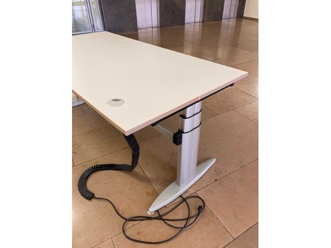 1 elektrisch in hoogte verstelbaar bureau 180x90 Fabrikant: BZ Plankenhorn – foto 7 – kavel bij Zoll-Auktion, Bonn