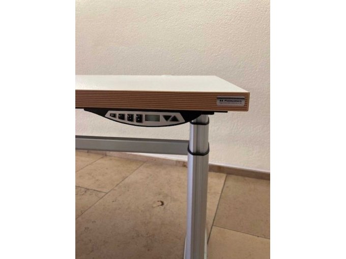 1 elektrisch in hoogte verstelbaar bureau 180x90 Fabrikant: BZ Plankenhorn – foto 8 – kavel bij Zoll-Auktion, Bonn