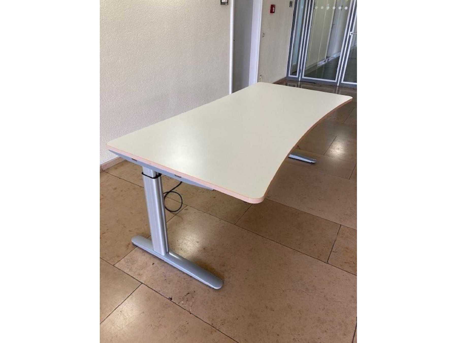 Schreibtisch von vorne