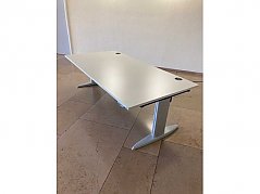 Schreibtisch von vorne