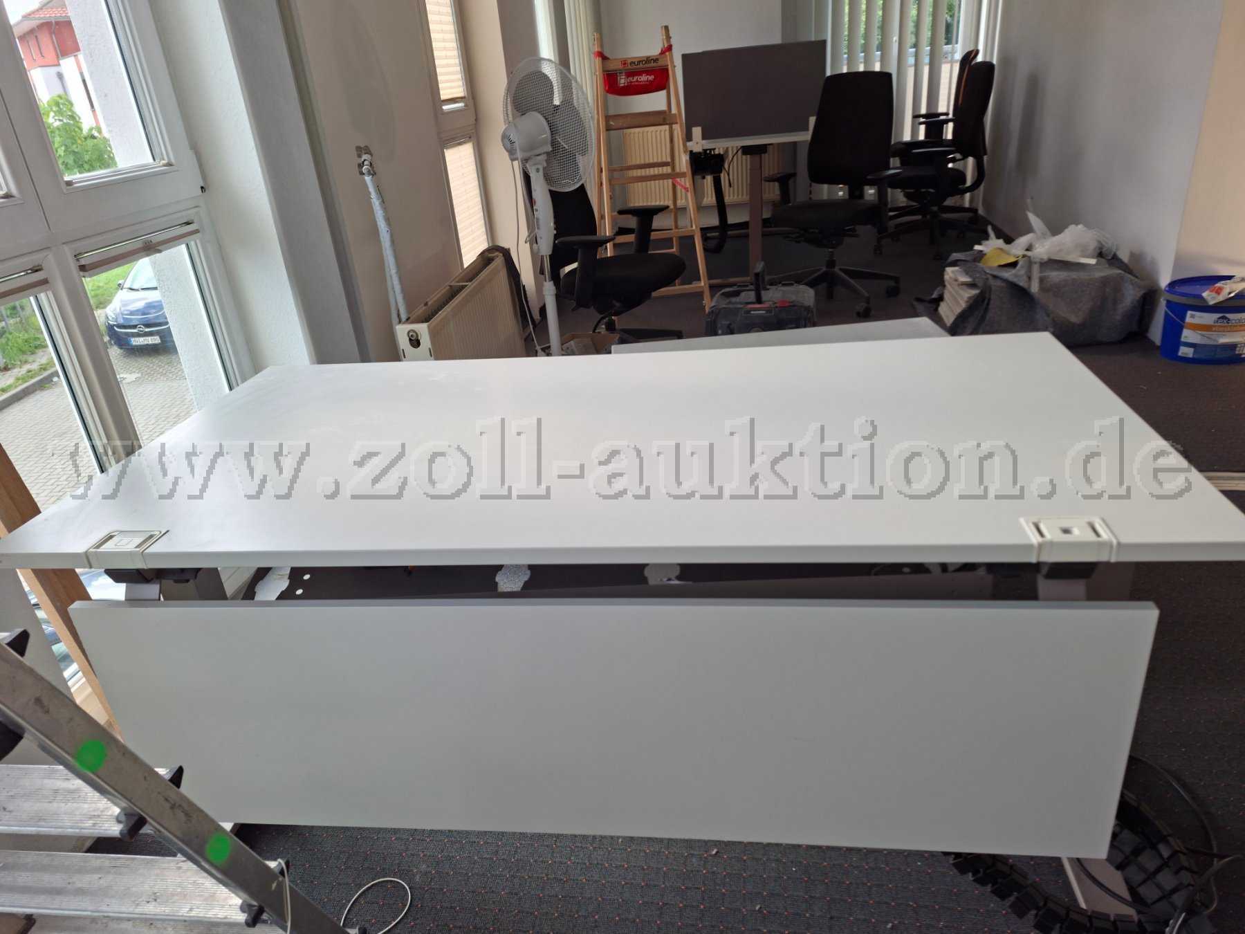 1 electrically height-adjustable desk König + Neurath
