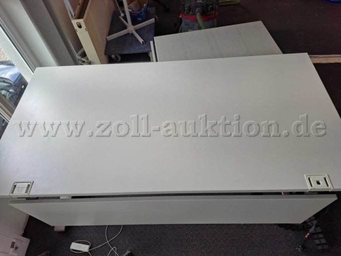 1 elektrisch in hoogte verstelbaar bureau van König + Neurath – foto 3 – kavel bij Zoll-Auktion, Wismar