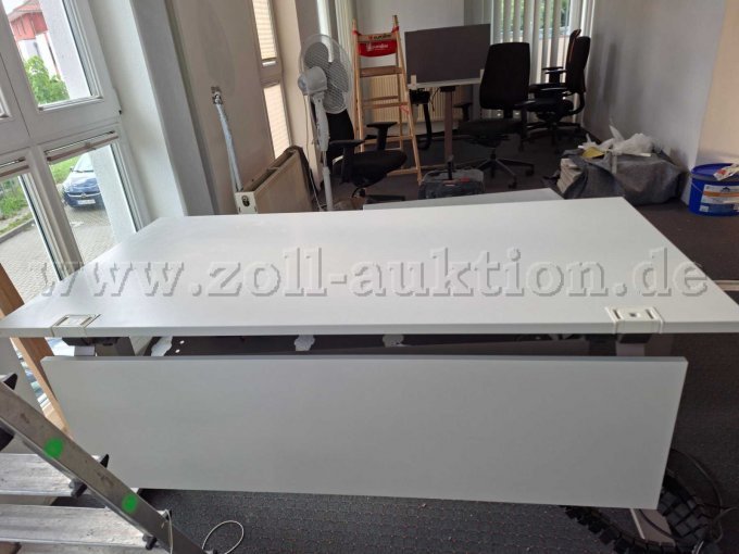 1 Elektrisch höhenverstellbarer Schreibtisch König + Neurath – kavel bij Zoll-Auktion, Wismar
