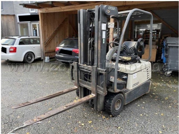 E-Gabelstapler Front-Seitenansicht links