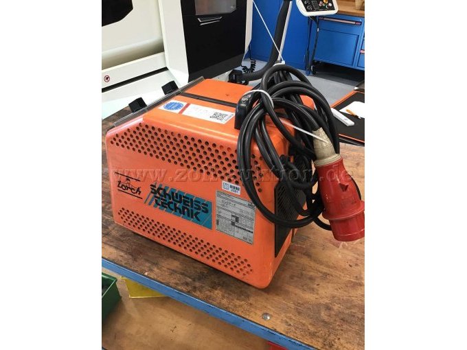 Ansicht von schräg hinten mit Anschlusskabel für die Stromversorgung