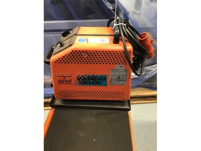 Ansicht von schräg hinten mit Anschlusskabel für die Stromversorgung