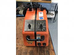 Vorderseite mit Einstellmöglichkeiten und Anschlüssen für Massekabel und Schweißzange.