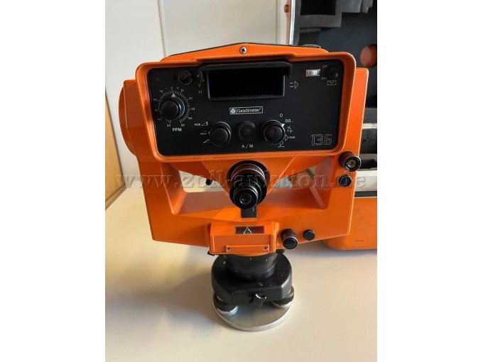 Geodimeter Ansicht Rückseite komplett