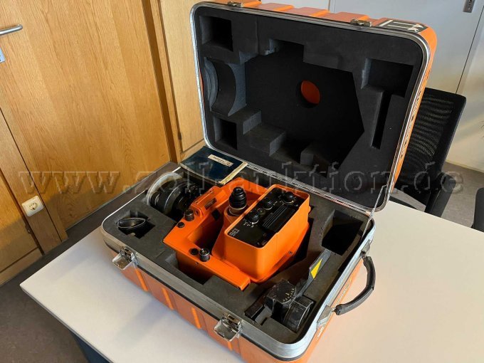 Geodimeter im Koffer offen