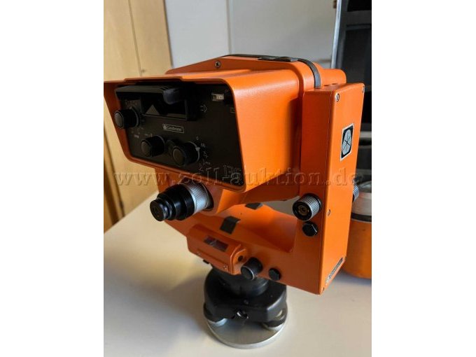 Geodimeter Ansicht Rückseite von links