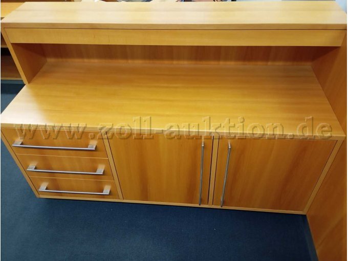 Ansicht mit Ablageflächen und Unterschrank, Einschüben.