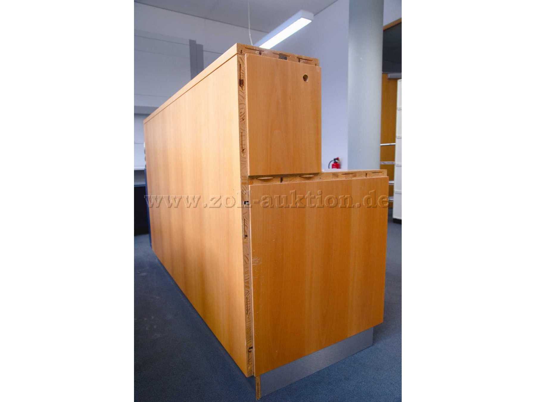 Vorderansicht und Verbindung zum zweiten Element.