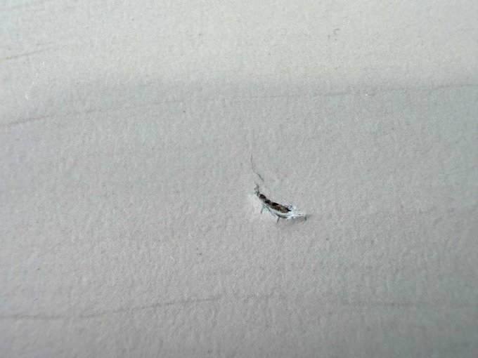 kleiner Schaden (3mm) - an der Oberseite der Tresenplatte