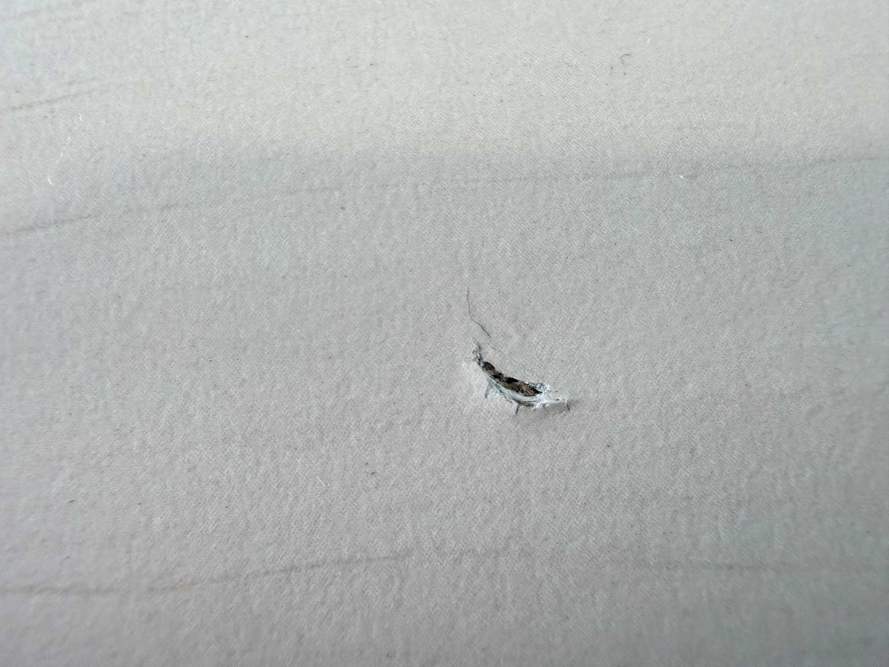 kleiner Schaden (3mm) - an der Oberseite der Tresenplatte