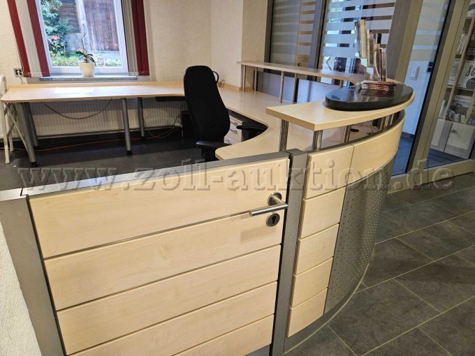 1 Empfangstresen mit zwei Arbeitsplätzen und einem Rollcontainer – foto 2 – kavel bij Zoll-Auktion, Neuenstein