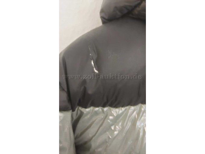 kleiner Beschädigung an der vorderen, rechten Schulter, ca. 2 cm