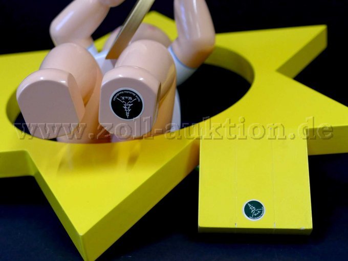 mit Hersteller-Plakette an Engel und Ständer