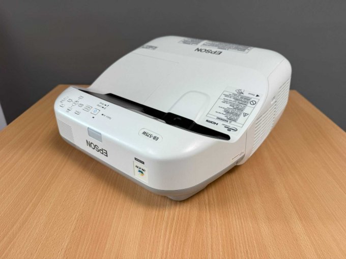 Epson EB-575W Ultra-Kurzdistanz-Beamer
Ansicht von vorne