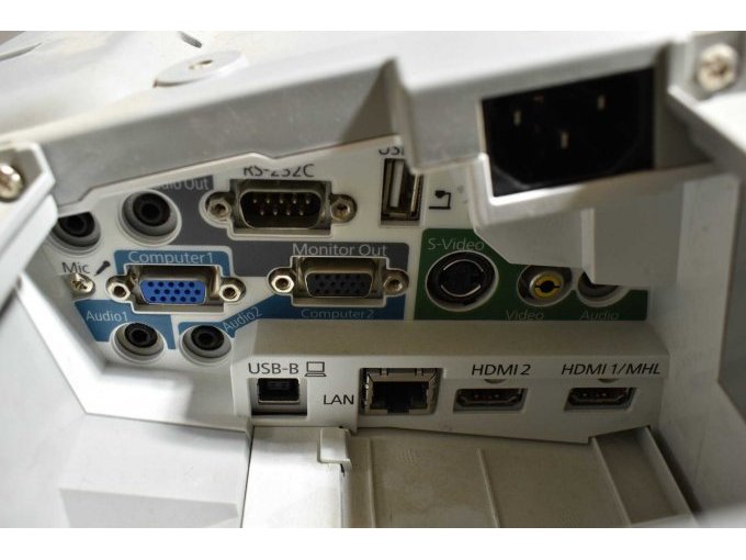 Epson EB-575W Ultra-Kurzdistanz-Beamer
Ansicht der Anschlüsse