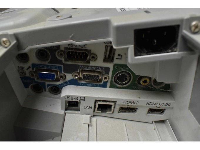 Epson EB-575W Ultra-Kurzdistanz-Beamer
Ansicht der Anschlüsse