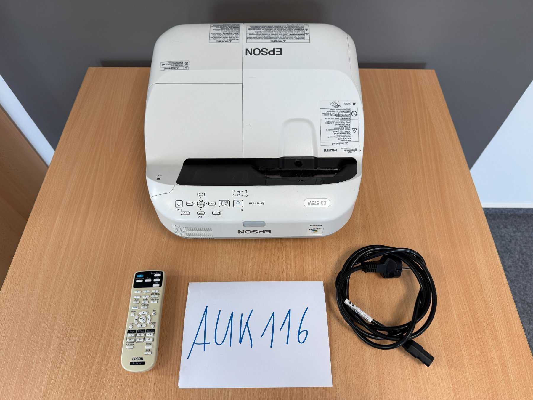 Epson EB-575W Ultra-Kurzdistanz-Beamer mit Fernbedienung und Stromkabel
Ansicht von vorne