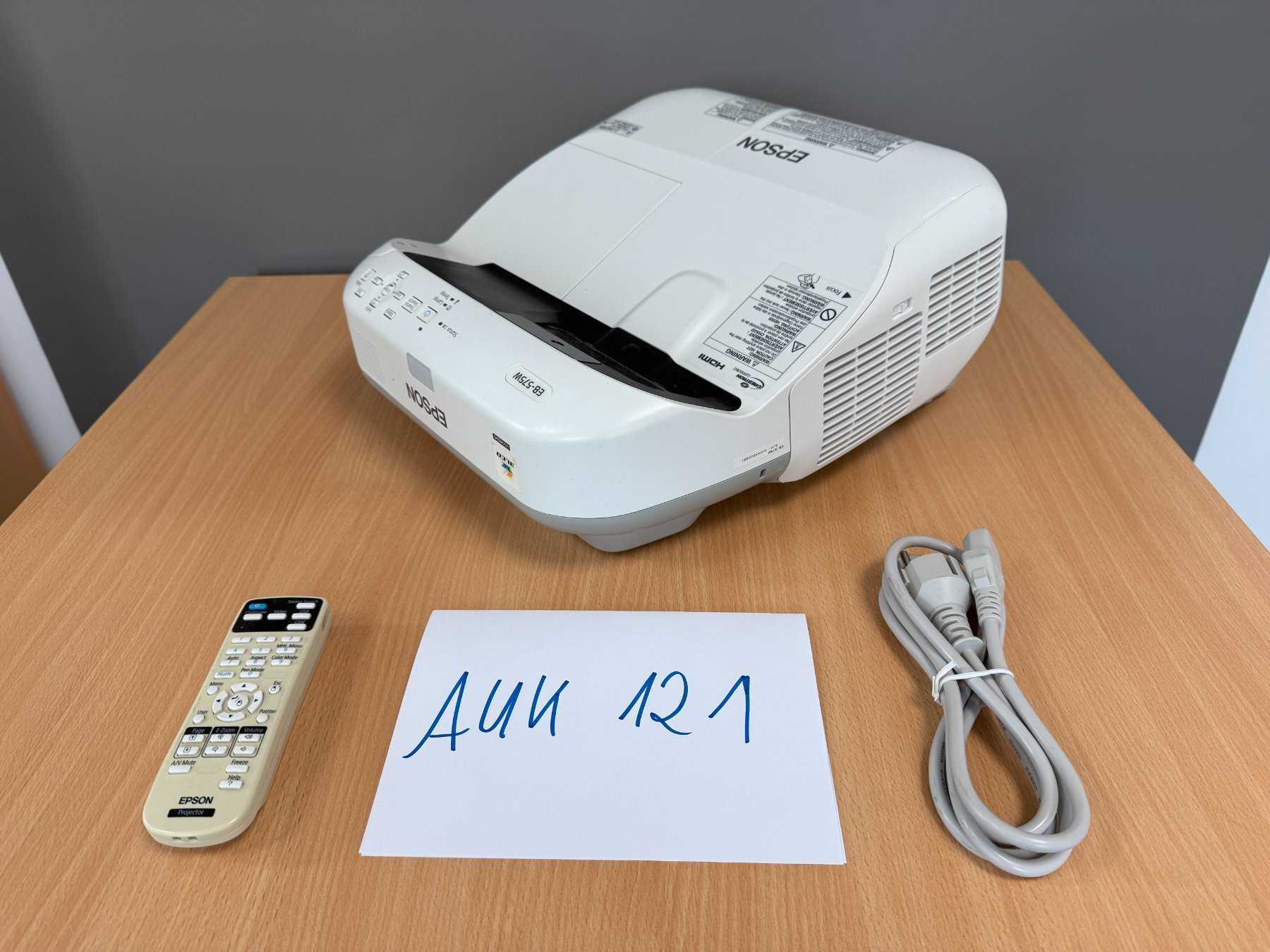 Epson EB-575W Ultra-Kurzdistanz-Beamer mit Fernbedienung und Stromkabel
Ansicht von vorne