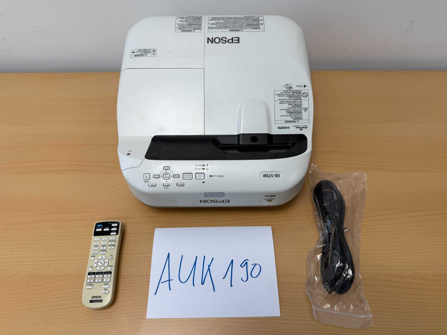 Epson EB-575W Ultra-Kurzdistanz-Beamer mit Kabel und Fernbedienung