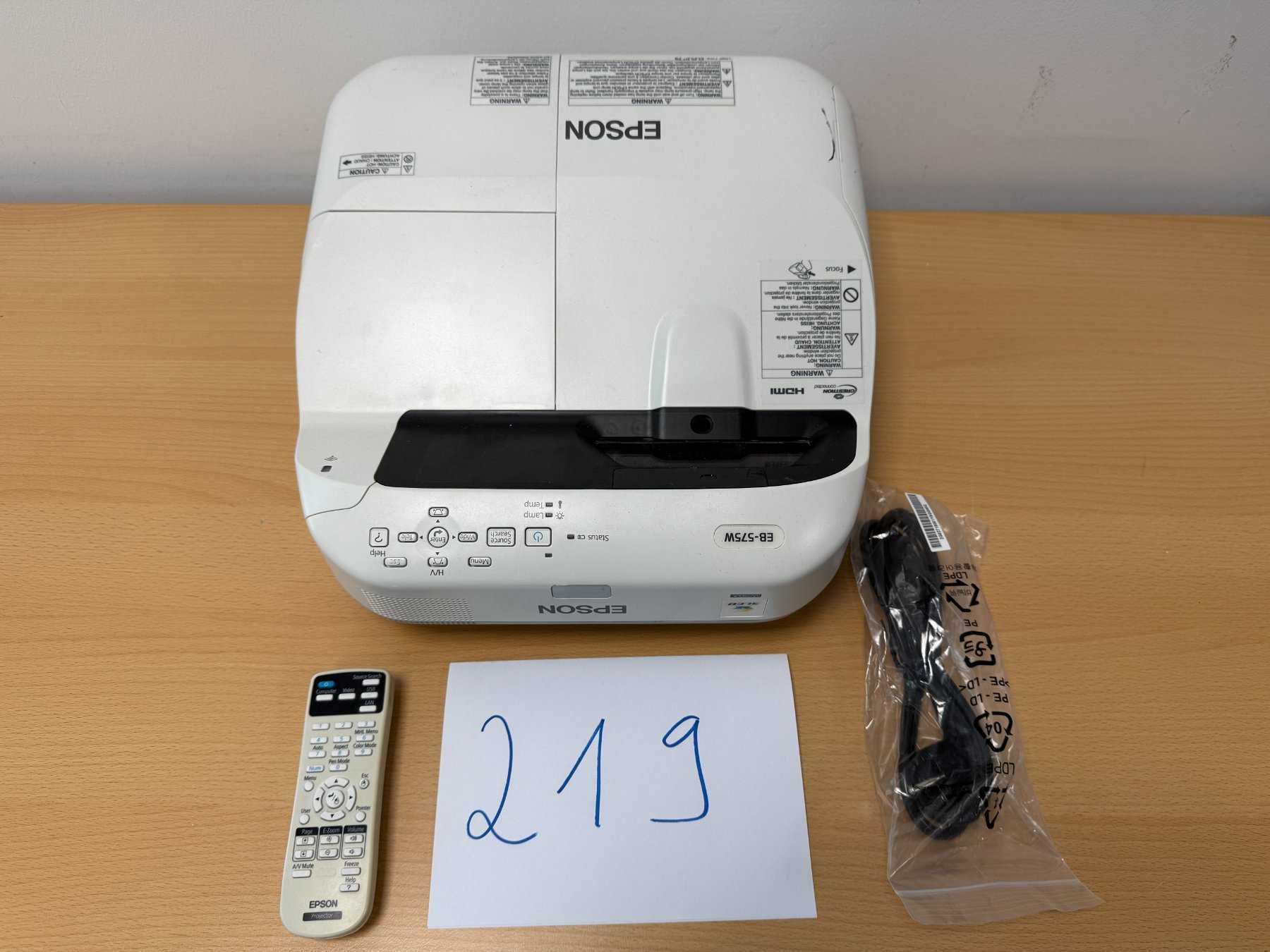 Epson EB-575W Ultra-Kurzdistanz-Beamer mit Stromkabel und Fernbedienung