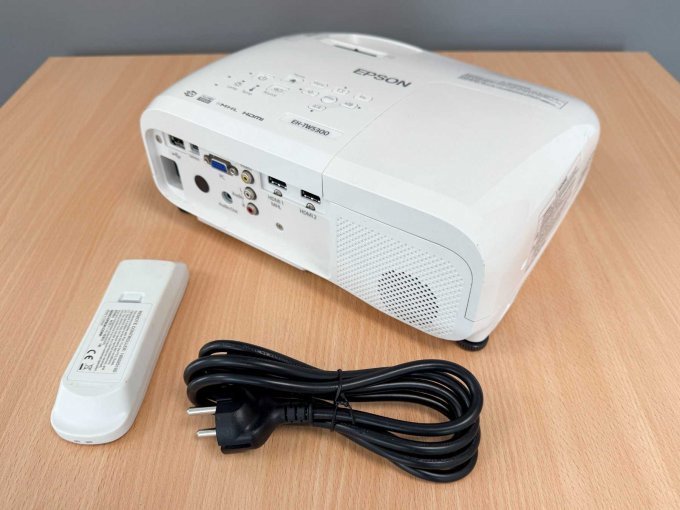 Epson EH-TW5300 LCD Beamer mit Stromkabel und Fernbedienung
Rückansicht