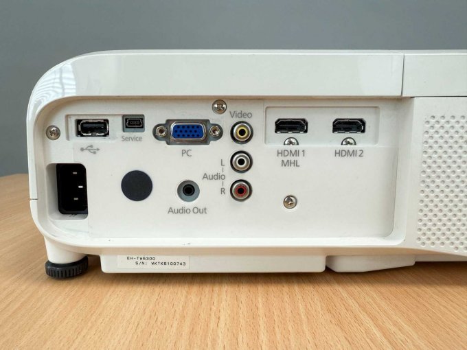 Epson EH-TW5300 LCD Beamer
Rückansicht der Anschlüsse
