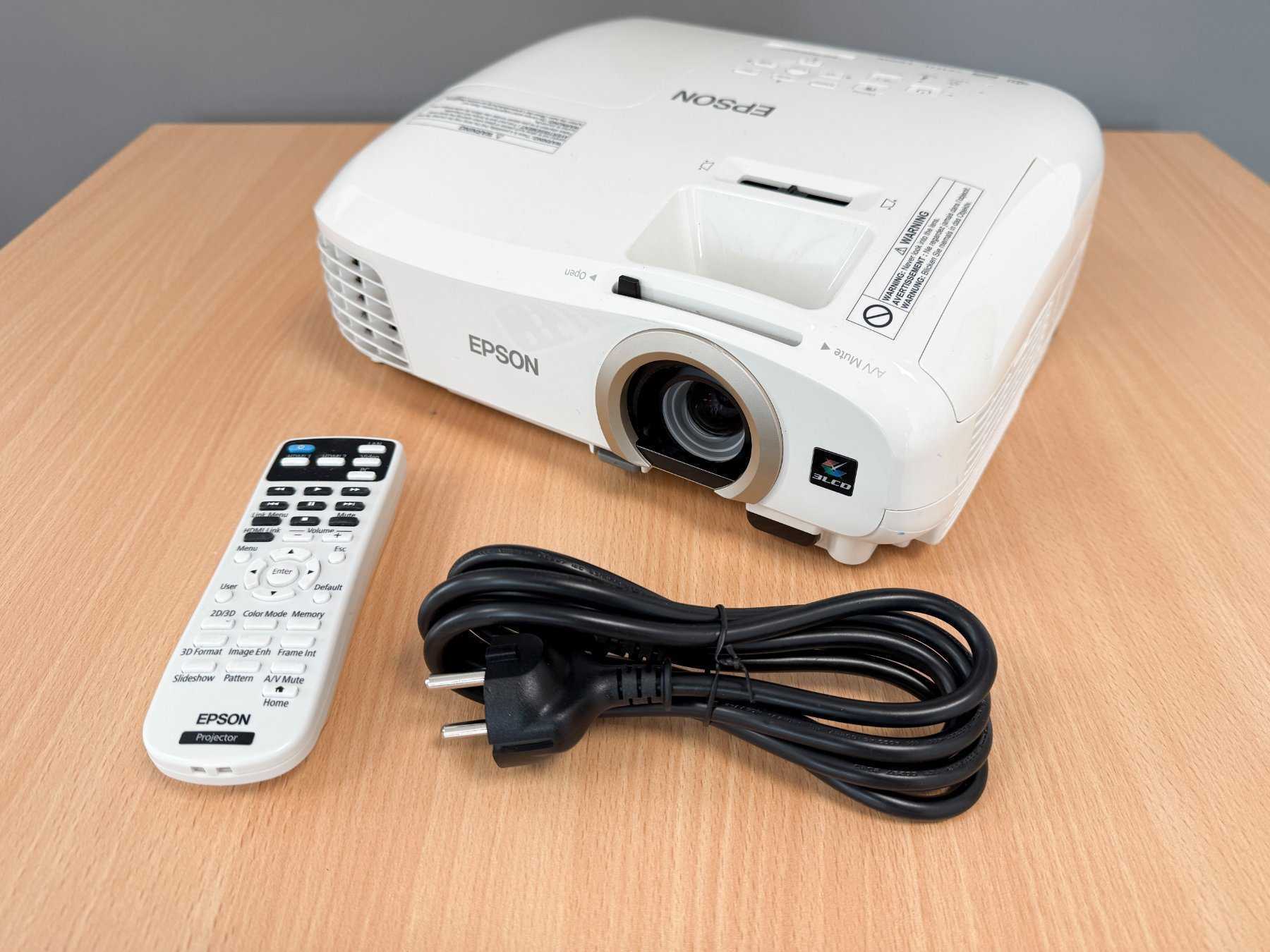 Epson EH-TW5300 LCD Beamer mit Stromkabel und Fernbedienung 
Vorderansicht