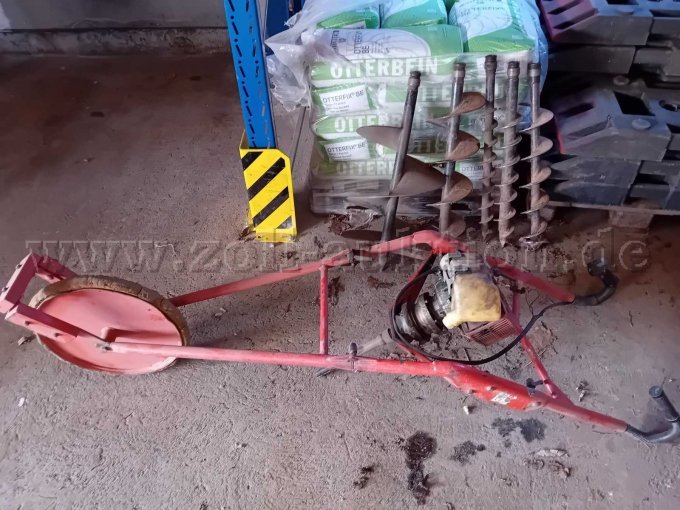 Erdbohrer mit Fahrwerk und 5 Bohrer Erdbohrer mit Fahrwerk und 5 Bohrer