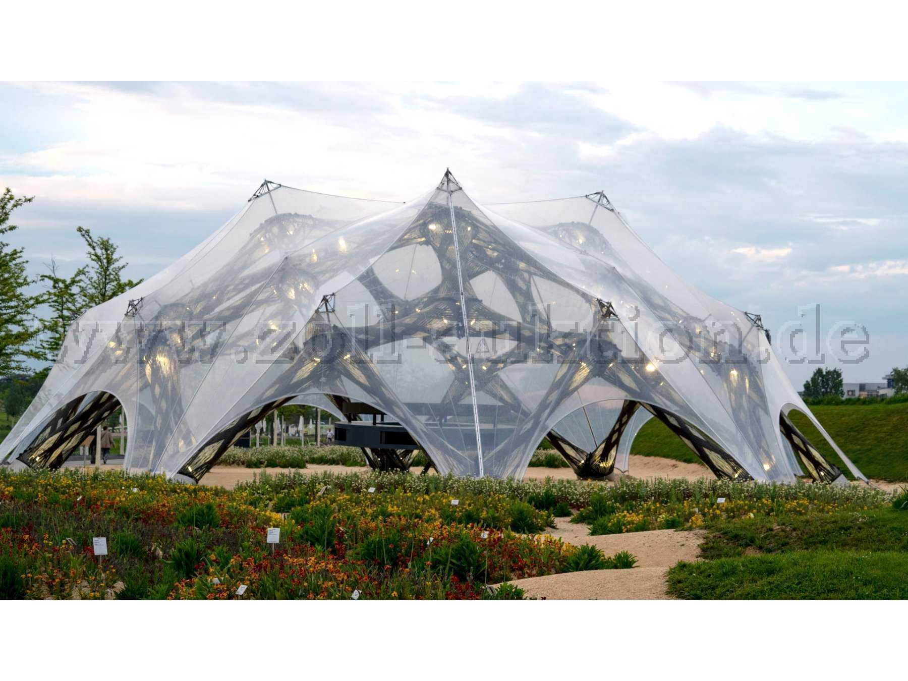 Experimentelles Faserpavillon im aufgebauten Zustand bei der Bundesgartenschau in Heilbronn - auf dem Bild ist Dachbedeckung mit abgebildet, welche nicht Teil der Auktion ist