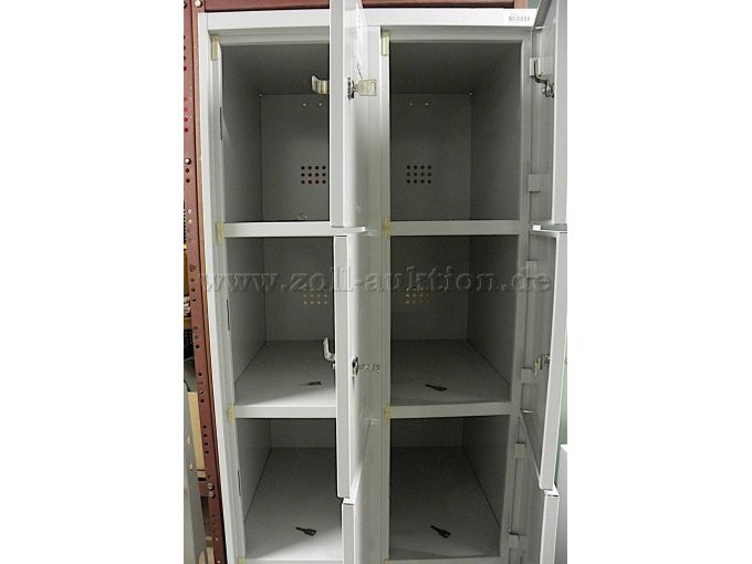 Fächerschrank mit geöffneten Fächern und innenliegenden Schlüssel oberer Teil.JPG