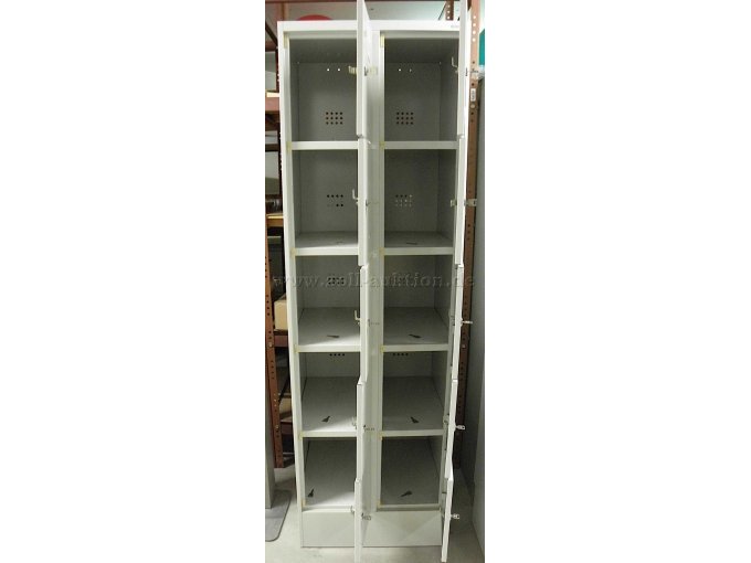 Fächerschrank ein Fach geöffnet mit innenliegendem Schlüssel.