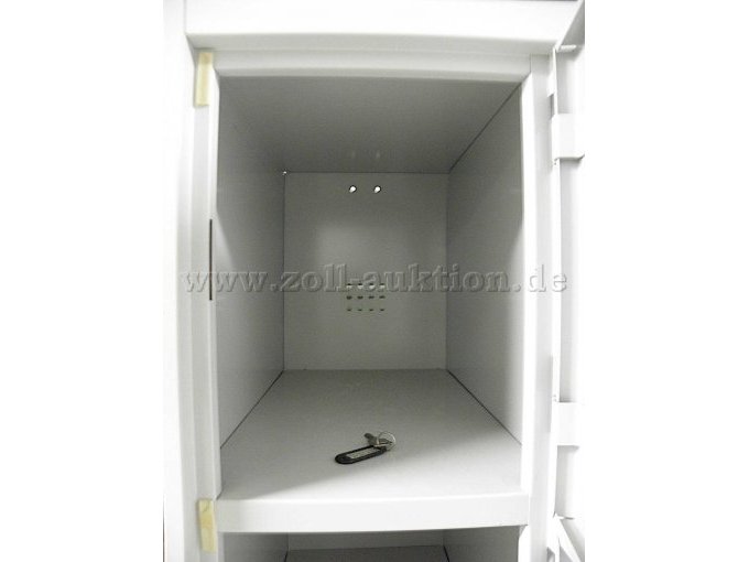 Fächerschrank ein Fach geöffnet mit innenliegendem Schlüssel.JPG
