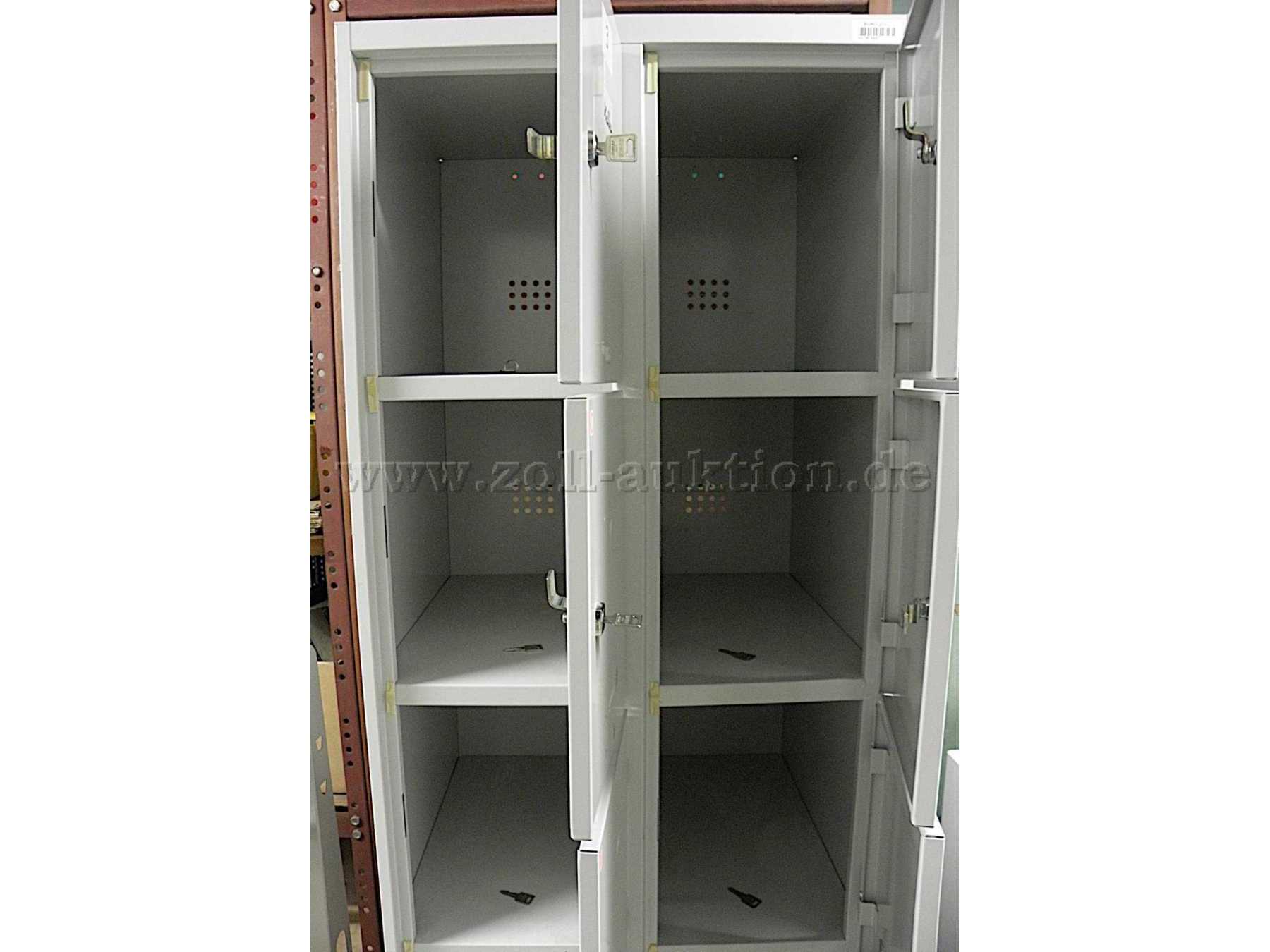 Fächerschrank mit geöffneten Fächern und innenliegenden Schlüssel oberer Teil.JPG