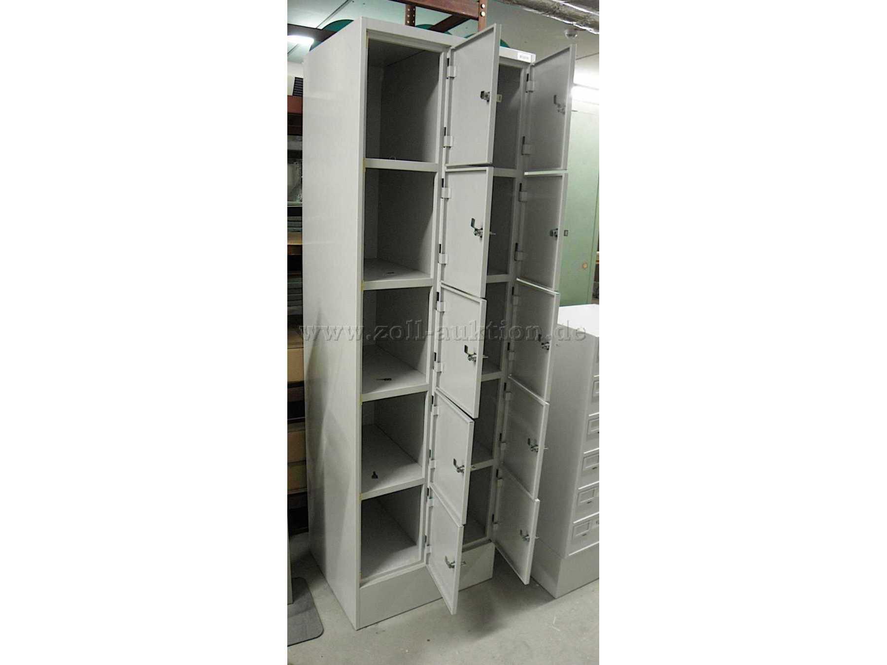 Fächerschrank mit geöffneten Fächern und innenliegenden Schlüssel