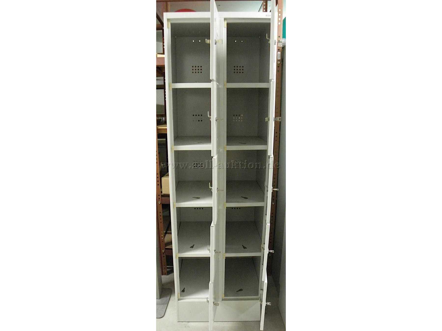 Fächerschrank ein Fach geöffnet mit innenliegendem Schlüssel.