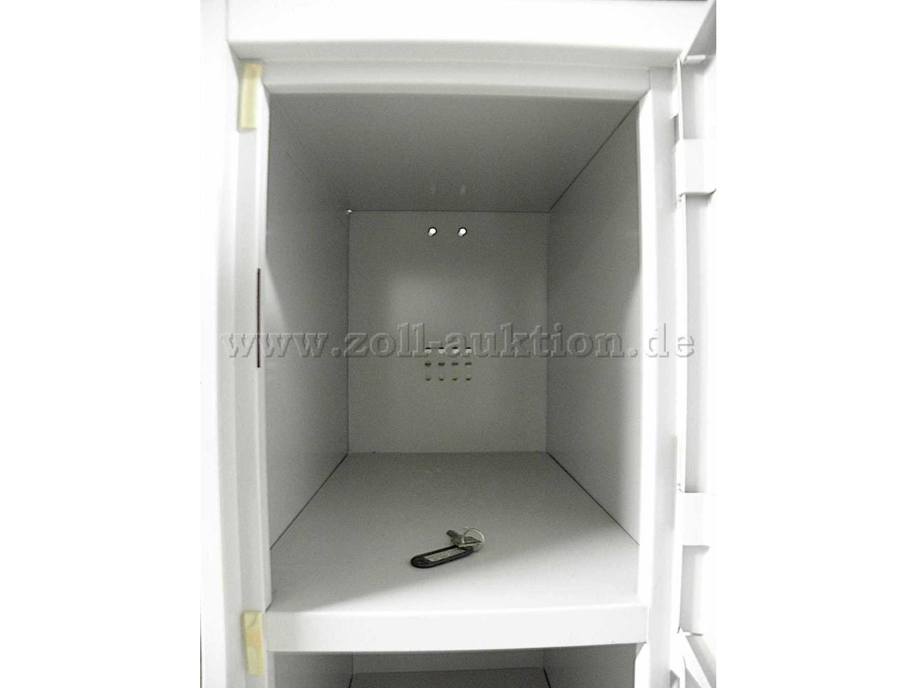 Fächerschrank ein Fach geöffnet mit innenliegendem Schlüssel.JPG