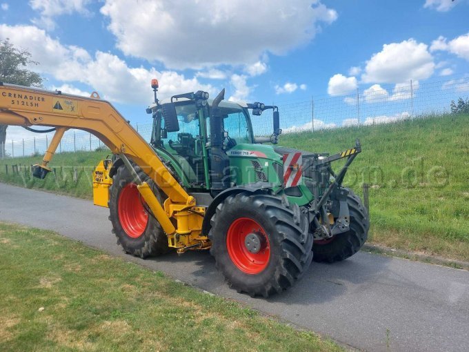 Traktor mit Anbaugerät (Seitenansicht)