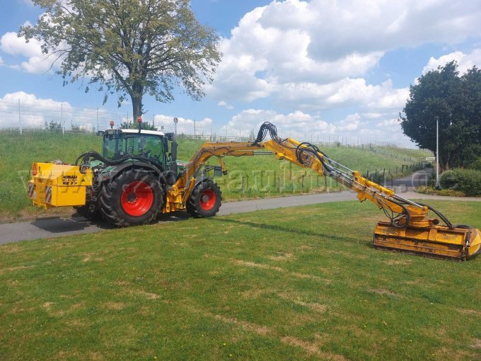Traktor mit Anbaugerät (Seitenansicht)