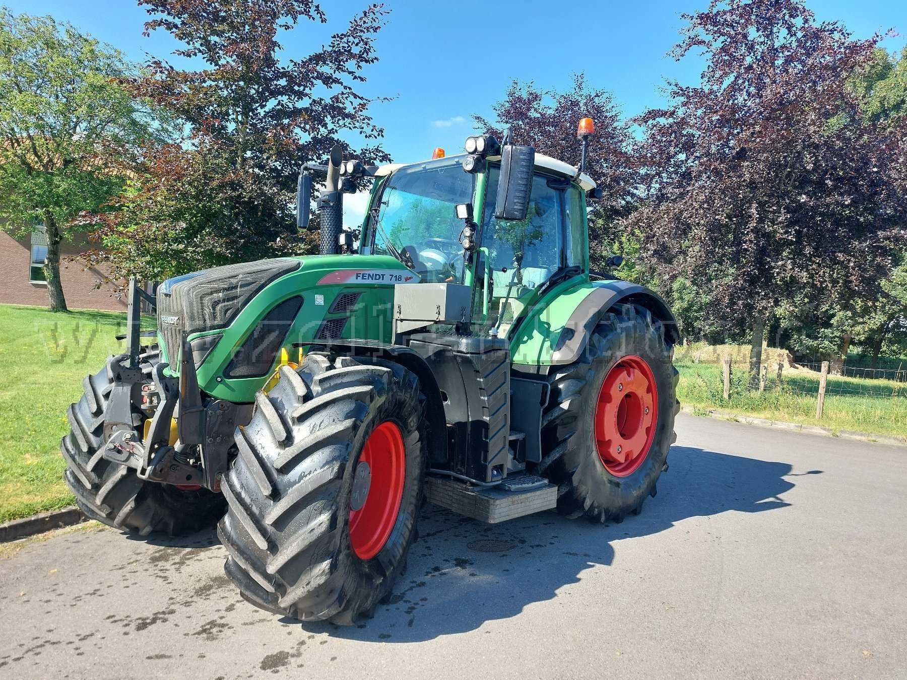 Traktor ohne Anbaugerät (Vorderansicht)
