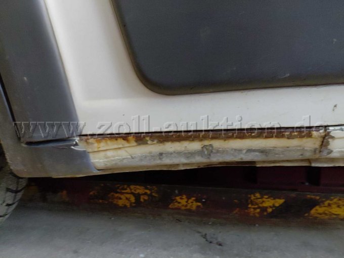 Bild 11:
Schweller Fahrerseite eingedrückt und mit Rost