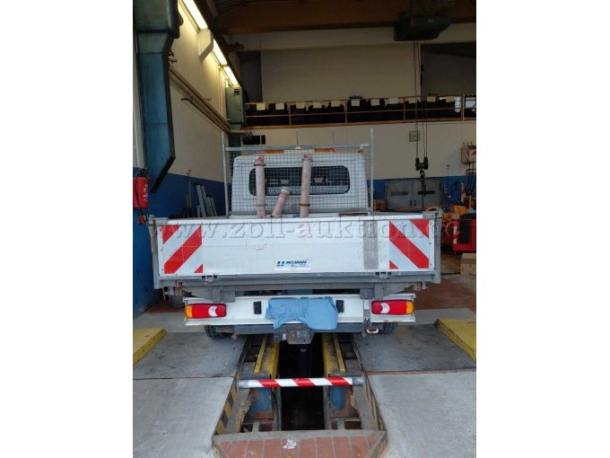 Bild 2:
Heckansicht mit Gitter und Gerätehaltung