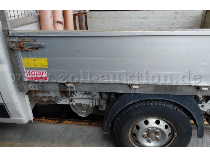 Bild 4:
Ansicht links auf die Falle, Scharniere mit Anrostungen, Dellen in den Wänden