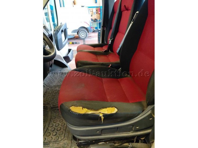 Bild 10:
Fahrersitz beschädigt und Beifahrersitzbank