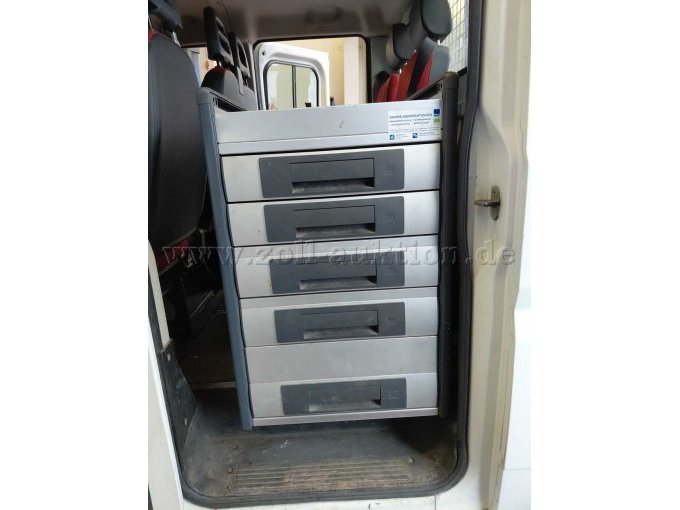 Bild 8:
Werkzeugkiste neben der Rücksitzbank fest verankert